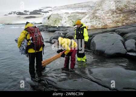 © PHOTOPQR/VOIX DU NORD/PIERRE ROUANET; 27/02/2024; ANTARKTIS, LE 27/02/2024. Croisiere dite d'Expedition vers le Continent blanc, la peninsule Antarctique (Kontinent austral, Pole Sud, Antarktis, Südpol, Glace, Banquise, Iceberg), au dela du cercle polaire, par l'operateur touristique francais Exploris (membre de l'IAATO tourisme Responsable). Deuxieme jour sur la Peninsule Antarctique. Port Charcot, Ile Booth, Terre de Graham. Nettoyages et mesures de biosecurite. FOTO PIERRE ROUANET LA VOIX DU NORD - EXPLORIS-EXPEDITION AUF DER ANTARKTISCHEN HALBINSEL Stockfoto