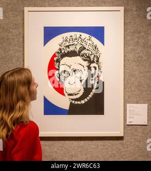 London, England, Großbritannien. März 2024. Mitarbeiter posiert mit Monkey Queen von Banksy (Foto: © Tayfun Salci/ZUMA Press Wire) NUR FÜR REDAKTIONELLE ZWECKE! Nicht für kommerzielle ZWECKE! Quelle: ZUMA Press, Inc./Alamy Live News Stockfoto