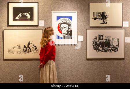 London, England, Großbritannien. März 2024. Mitarbeiter posiert mit Monkey Queen von Banksy (Foto: © Tayfun Salci/ZUMA Press Wire) NUR FÜR REDAKTIONELLE ZWECKE! Nicht für kommerzielle ZWECKE! Quelle: ZUMA Press, Inc./Alamy Live News Stockfoto