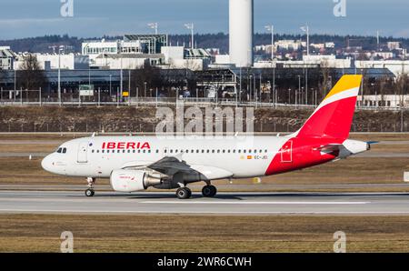 München, Deutschland - 1. Januar 2022: Ein Airbus A319-100 von Iberia startet vom Flughafen München in Richtung Spanien. Registrierung EC-JEI. Stockfoto