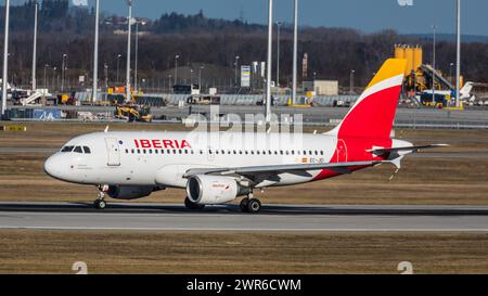 München, Deutschland - 1. Januar 2022: Ein Airbus A319-100 von Iberia startet vom Flughafen München in Richtung Spanien. Registrierung EC-JEI. Stockfoto