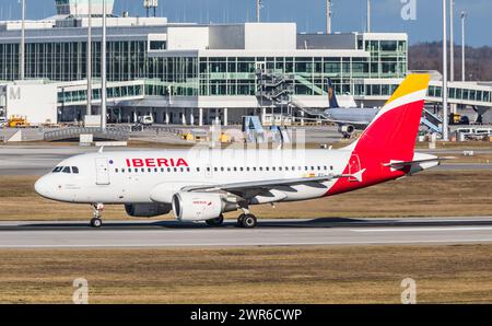 München, Deutschland - 1. Januar 2022: Ein Airbus A319-100 von Iberia startet vom Flughafen München in Richtung Spanien. Registrierung EC-JEI. Stockfoto