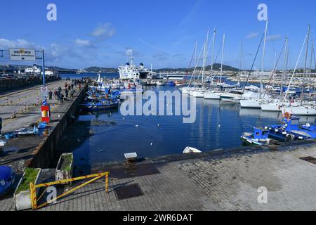 Der kleine Hafen einer Stadt in der Nähe von Neapel in Kampanien. Stockfoto