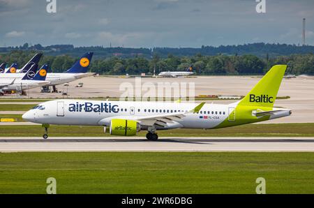 Ein Airbus A220-300 von Air Baltic landet auf dem Flughafen München. Registrierung YL-CSA. (München, Deutschland, 26.05.2022) Stockfoto
