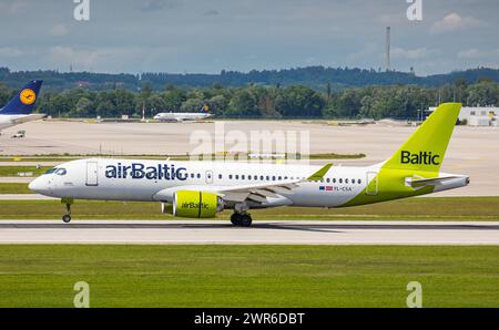 Ein Airbus A220-300 von Air Baltic landet auf dem Flughafen München. Registrierung YL-CSA. (München, Deutschland, 26.05.2022) Stockfoto