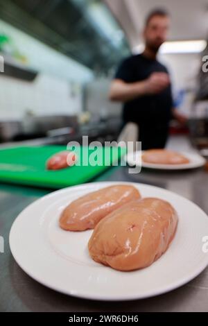 Tanne, Deutschland. März 2024. Küchenchef Timo Leisdorf bereitet im Restaurant Brockenbauer in Tanne frische Bullenhoden zu. Die neuartige Delikatesse wird bald auf der Speisekarte des Restaurants stehen. Brockenbauer Thielecke in Tanne vermarktet fast hundert Prozent seiner Rinder. Mit den Bullenhoden haben sie eine ungewöhnliche Spezialität geschaffen, die als Bergaustern serviert werden soll. Quelle: Matthias Bein/dpa/Alamy Live News Stockfoto