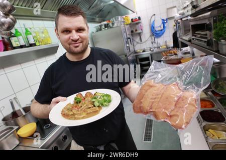 Tanne, Deutschland. März 2024. Küchenchef Timo Leisdorf bereitet im Restaurant Brockenbauer in Tanne frische Bullenhoden zu. Die neuartige Delikatesse wird bald auf der Speisekarte des Restaurants stehen. Brockenbauer Thielecke in Tanne vermarktet fast hundert Prozent seiner Rinder. Mit den Bullenhoden haben sie eine ungewöhnliche Spezialität geschaffen, die als Bergaustern serviert werden soll. Quelle: Matthias Bein/dpa/Alamy Live News Stockfoto