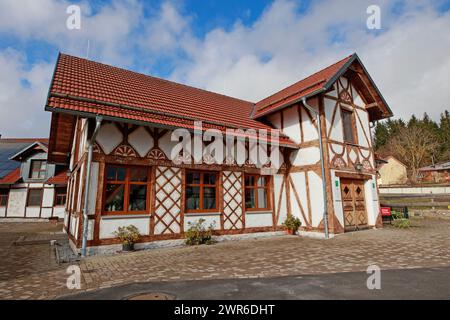 Tanne, Deutschland. März 2024. Blick auf das Restaurant Brockenbauer in Tanne. Bullenhoden werden hier bald als Delikatesse angeboten. Die neue Delikatesse wird bald auf der Speisekarte des Restaurants stehen. Brockenbauer Thielecke in Tanne vermarktet fast hundert Prozent seiner Rinder. Mit den Bullenhoden haben sie eine ungewöhnliche Spezialität geschaffen, die als Bergaustern serviert wird. Quelle: Matthias Bein/dpa/Alamy Live News Stockfoto