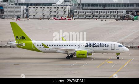 Ein Airbus A220-300 von Air Baltic rollt nach der Landung auf dem Flughafen München zum Terminal. Kennung: YL-CSF. (München, Deutschland, 29.05.2022) Stockfoto