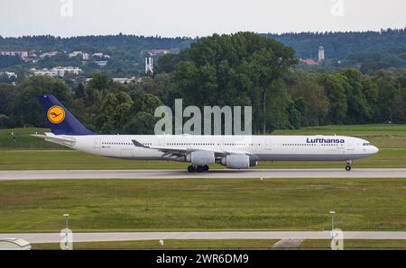 Ein Airbus A340-600 von Lufthansa startete auf der nördlichen Startbahn des Flughafens München. Kennung: D-AIHT. (München, Deutschland, 29.05.2022) Stockfoto