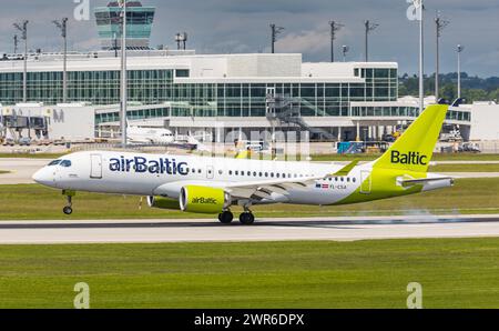 Ein Airbus A220-300 von Air Baltic landet auf dem Flughafen München. Registrierung YL-CSA. (München, Deutschland, 26.05.2022) Stockfoto