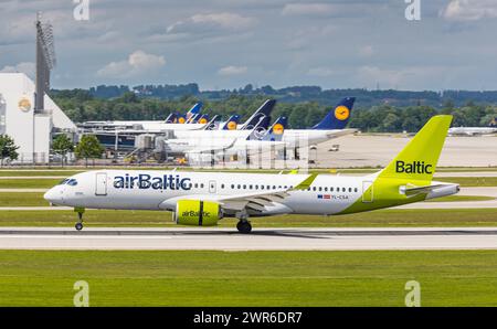 Ein Airbus A220-300 von Air Baltic landet auf dem Flughafen München. Registrierung YL-CSA. (München, Deutschland, 26.05.2022) Stockfoto