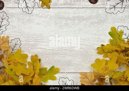 Rahmen mit Herbstlaub mit leerem Platz zum Ausfüllen von Inhalten. Foto mit Blattskizzen gemischt. Stockfoto