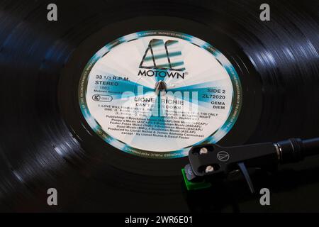 Lionel Richie kann Vinyl-Album-LP mit Tonarm, Tonarm, Kopfschale und Stift auf Plattenspieler nicht verlangsamen - 1983 Stockfoto