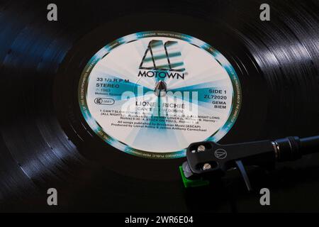 Lionel Richie kann Vinyl-Album-LP mit Tonarm, Tonarm, Kopfschale und Stift auf Plattenspieler nicht verlangsamen - 1983 Stockfoto