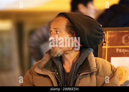Ein älterer Rastafarier ohne Dach sitzt an der Bar und strahlt Weisheit und Widerstandsfähigkeit aus. Stockfoto