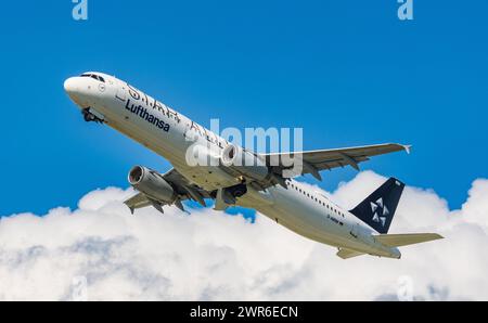 Ein Airbus A321-131 von Lufthansa startete vom Flughafen München. Registrierung D-AIRW. (München, Deutschland, 26.05.2022) Stockfoto