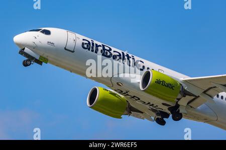 Ein Airbus A220-300 von Air Baltic startete vom Flughafen München. Registrierung YL-CSA. (München, Deutschland, 26.05.2022) Stockfoto