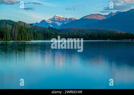 Mount Edith Cavell Sunset Reflection Long Exposure, Jasper National Park, Kanada. Stockfoto