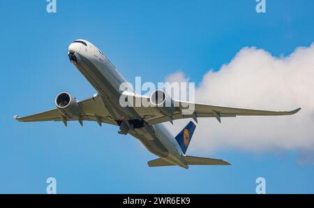 Ein Airbus A350-941 von Lufthansa startete vom Flughafen München. Registrierung D-AIXG. (München, Deutschland, 26.05.2022) Stockfoto