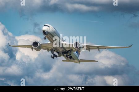 Ein Airbus A350-941 von Lufthansa startete vom Flughafen München. Registrierung D-AIXG. (München, Deutschland, 26.05.2022) Stockfoto