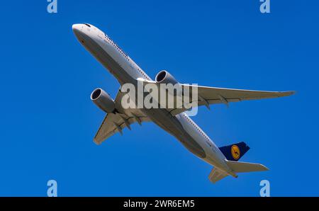 Ein Airbus A350-941 von Lufthansa startete vom Flughafen München. Registrierung D-AIXG. (München, Deutschland, 26.05.2022) Stockfoto