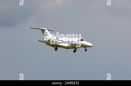 Eine Cessna 525A CitationJet CJ2+ von Winair Croatia im Landeanflug auf den Flughafen München. Registrierung 9A-DWA. (München, Deutschland, 29.05.2022) Stockfoto