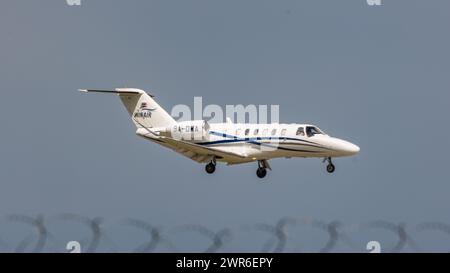 Eine Cessna 525A CitationJet CJ2+ von Winair Croatia im Landeanflug auf den Flughafen München. Registrierung 9A-DWA. (München, Deutschland, 29.05.2022) Stockfoto