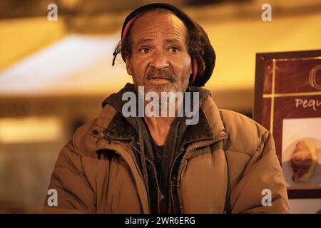 Ein älterer Rastafarier ohne Dach sitzt an der Bar und strahlt Weisheit und Widerstandsfähigkeit aus. Stockfoto