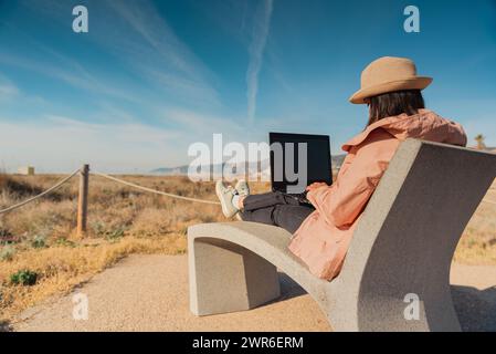 Reisende mit ihrem Laptop an der Mittelmeerküste von Barcelona. Stockfoto