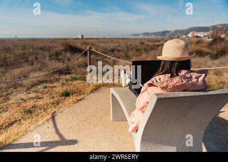 Reisende mit ihrem Laptop an der Mittelmeerküste von Barcelona. Stockfoto