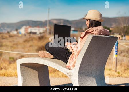Reisende mit ihrem Laptop an der Mittelmeerküste von Barcelona. Stockfoto