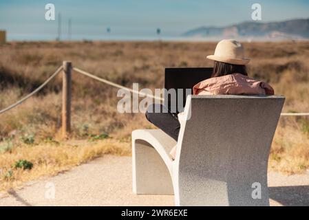 Reisende mit ihrem Laptop an der Mittelmeerküste von Barcelona. Stockfoto