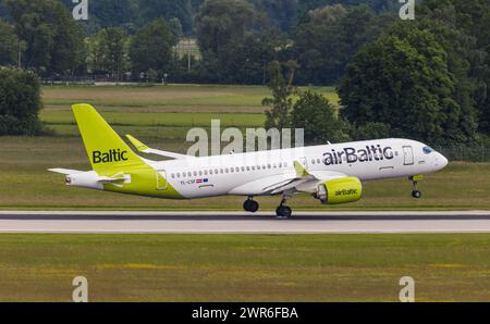 Ein Airbus A220-300 von Air Baltic landet auf der nördlichen Landebahn des Flughafens München. Kennung: YL-CSF. (München, Deutschland, 29.05.2022) Stockfoto