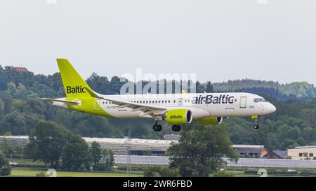 Ein Airbus A220-300 von Air Baltic landet auf der nördlichen Landebahn des Flughafens München. Kennung: YL-CSF. (München, Deutschland, 29.05.2022) Stockfoto