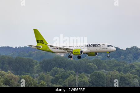 Ein Airbus A220-300 von Air Baltic landet auf der nördlichen Landebahn des Flughafens München. Kennung: YL-CSF. (München, Deutschland, 29.05.2022) Stockfoto