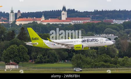 Ein Airbus A220-300 von Air Baltic landet auf der nördlichen Landebahn des Flughafens München. Kennung: YL-CSF. (München, Deutschland, 29.05.2022) Stockfoto