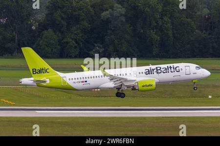 Ein Airbus A220-300 von Air Baltic landet auf der nördlichen Landebahn des Flughafens München. Kennung: YL-CSF. (München, Deutschland, 29.05.2022) Stockfoto