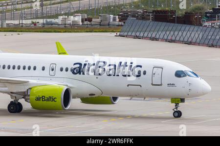 Ein Airbus A220-300 von Air Baltic rollt nach der Landung auf dem Flughafen München zum Terminal. Kennung: YL-CSF. (München, Deutschland, 29.05.2022) Stockfoto