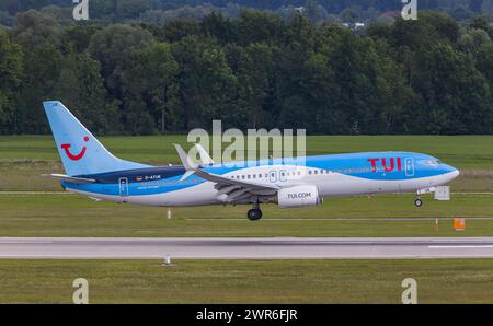 Eine Boeing 737-800 von TUI Fly landet auf der Nordpiste des Flughafens München. Kennung: D-ATUK. (München, Deutschland, 29.05.2022) Stockfoto