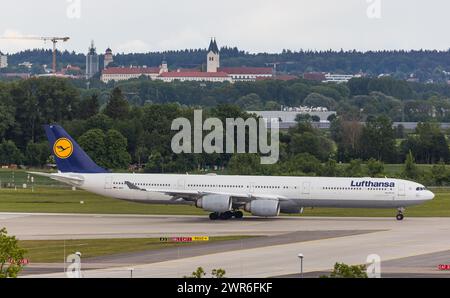 Ein Airbus A340-600 von Lufthansa startete auf der nördlichen Startbahn des Flughafens München. Kennung: D-AIHT. (München, Deutschland, 29.05.2022) Stockfoto