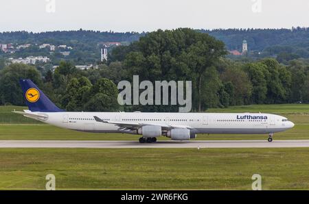 Ein Airbus A340-600 von Lufthansa startete auf der nördlichen Startbahn des Flughafens München. Kennung: D-AIHT. (München, Deutschland, 29.05.2022) Stockfoto