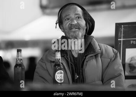 Ein älterer Rastafarier ohne Dach sitzt an der Bar und strahlt Weisheit und Widerstandsfähigkeit aus. Stockfoto