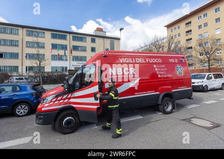 Intervento dei Vigili del Fuoco del Nucleo NBCR presso la Facolt&#xe0; di matematica e Scienza dei Materiali dell'Universit&#xe0; Bicocca in Via Francesco Cozzi 55, per lo scoppio di un'Autoklave contenente acido cloridrico in un laboratorio - Cronaca - Milano, Italia - Luned&#2024&#maraxec; Porto; Intervention der Feuerwehr der NBCR-Abteilung an der Fakultät für Mathematik und Materialwissenschaft der Bicocca-Universität in Via Francesco Cozzi 55, wegen der Explosion eines Salzsäure-haltigen Autoklavs in einem Labor - Nachrichten - Mila Stockfoto