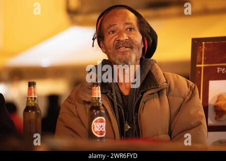 Ein älterer Rastafarier ohne Dach sitzt an der Bar und strahlt Weisheit und Widerstandsfähigkeit aus. Stockfoto