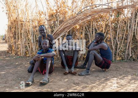 Omorate, Omo Valley, Äthiopien - 11. Mai 2019: Jugendliche aus dem afrikanischen Stamm Dasanesh kümmern sich um Frisur. Daasanach sind die ethnischen Gruppen der Cushiten Stockfoto