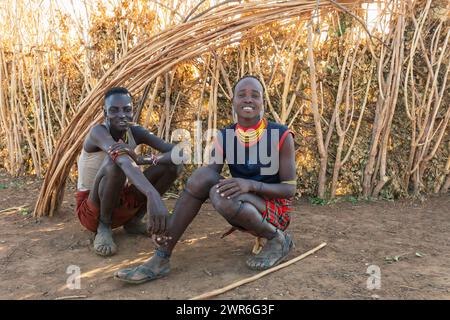 Omorate, Omo Valley, Äthiopien - 11. Mai 2019: Jugendliche aus dem afrikanischen Stamm Dasanesh kümmern sich um Frisur. Daasanach sind die ethnischen Gruppen der Cushiten Stockfoto