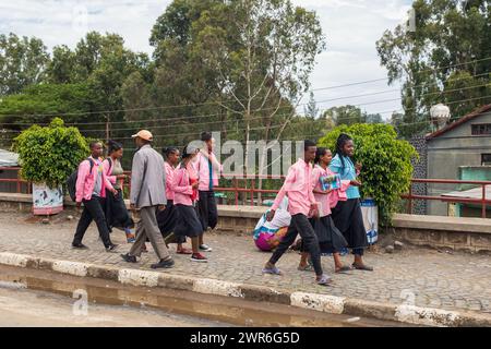 GONDAR, ÄTHIOPIEN, APRIL 22,2019, äthiopische Studenten in Uniform hinter der Fasiledes-Sekundarschule in Gondar City. Gondar, Äthiopien, April 22. 2019 Stockfoto