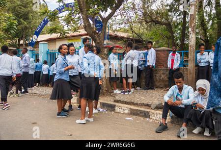 GONDAR, ÄTHIOPIEN, APRIL 22,2019, äthiopische Studenten in Uniform hinter der Fasiledes-Sekundarschule in Gondar City. Gondar, Äthiopien, April 22. 2019 Stockfoto