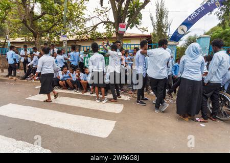 GONDAR, ÄTHIOPIEN, APRIL 22,2019, äthiopische Studenten in Uniform hinter der Fasiledes-Sekundarschule in Gondar City. Gondar, Äthiopien, April 22. 2019 Stockfoto